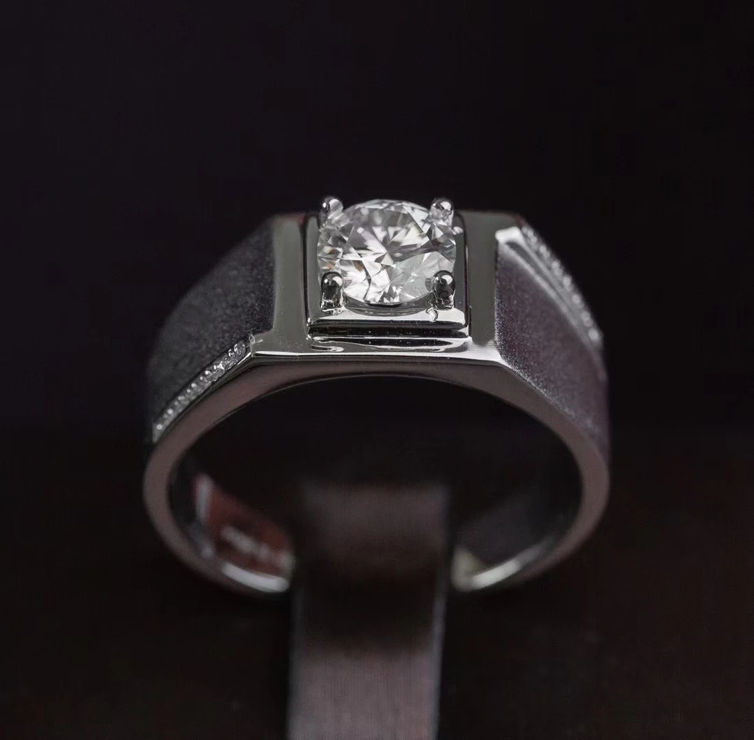 925银莫桑石戒指 925银莫桑石戒指左右微镶男戒1-2克拉男款戒指