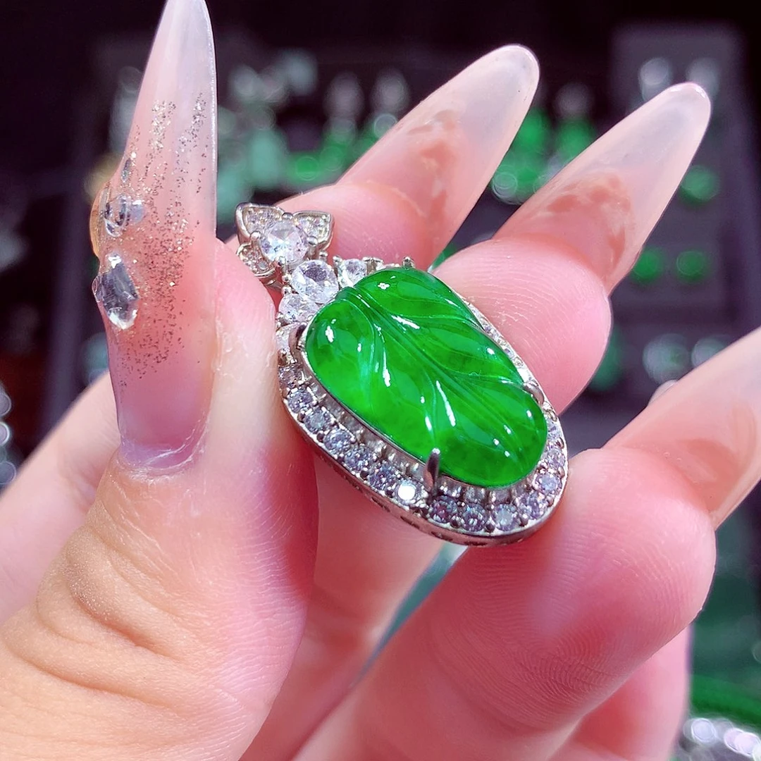 翡翠未镶嵌颈饰挂件