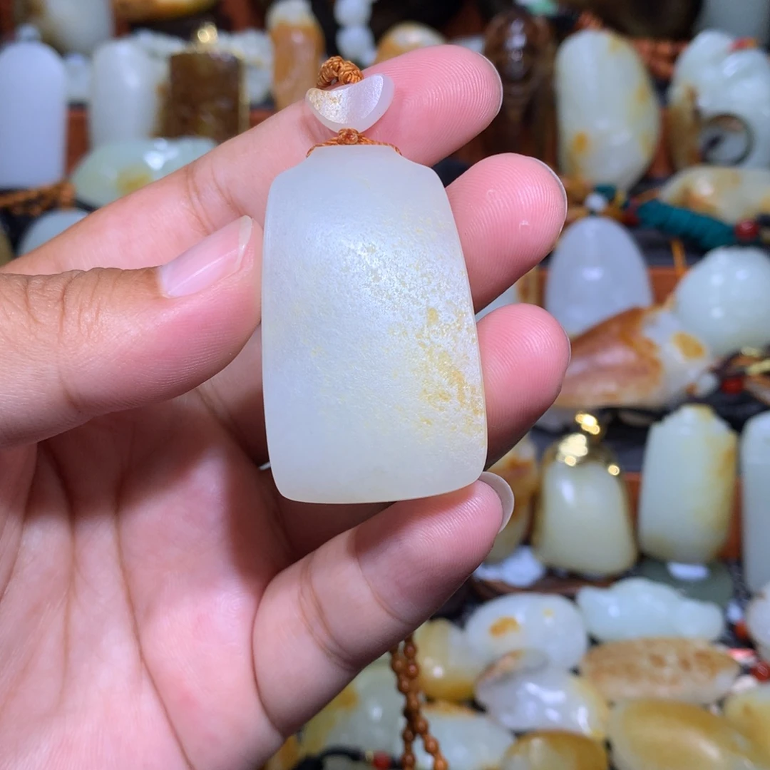 张***生和田玉未镶嵌颈饰