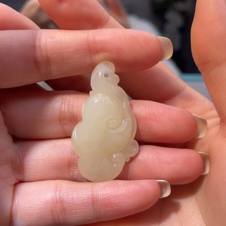 伏***晨和田玉未镶嵌颈饰