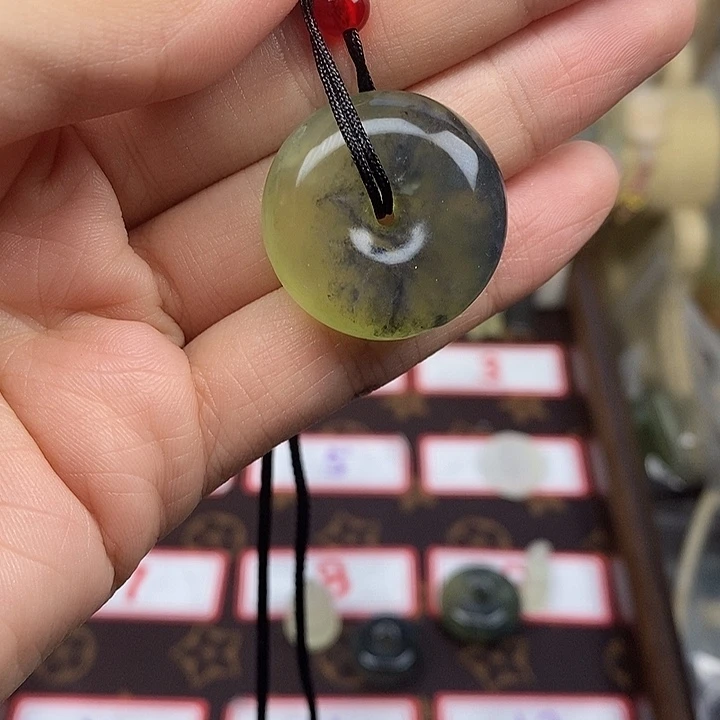 蛇纹石玉未镶嵌项链吊坠