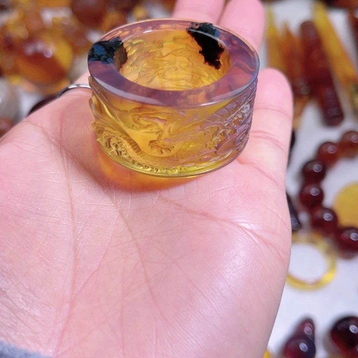 琥珀未镶嵌裸石天然缅甸琥珀雕刻龙扳指内径25+mm