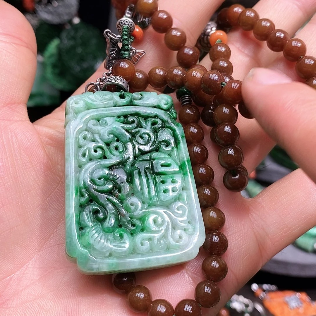 颈饰未镶嵌翡翠石**院漂亮美眉