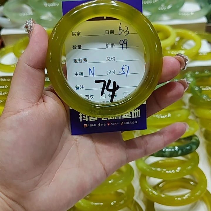 伊***人岫玉未镶嵌手镯拍一发一