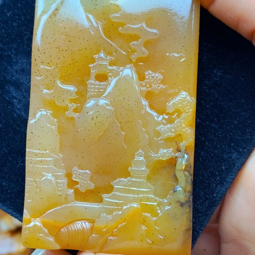 未镶嵌石英质玉（黄龙玉）颈饰