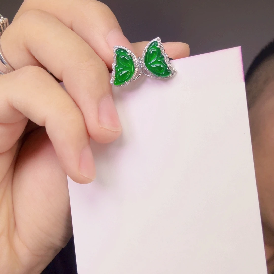 翡翠未镶嵌颈饰一件