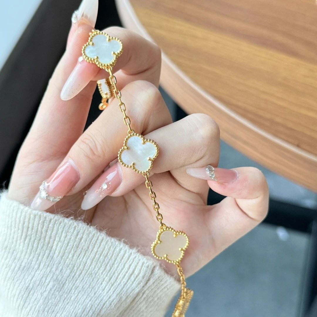 铜合金手链 金色四叶草手链轻奢小众百搭气质高级设计感手饰