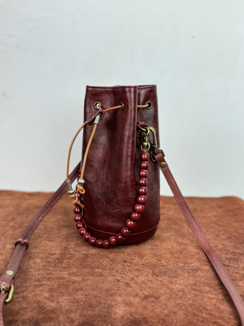 歌士顿中国风复古头层植鞣牛皮真皮女士时尚单肩斜挎休闲抽绳包