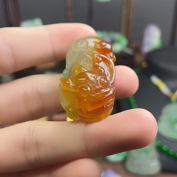 翡翠未镶嵌吊坠(赠链)