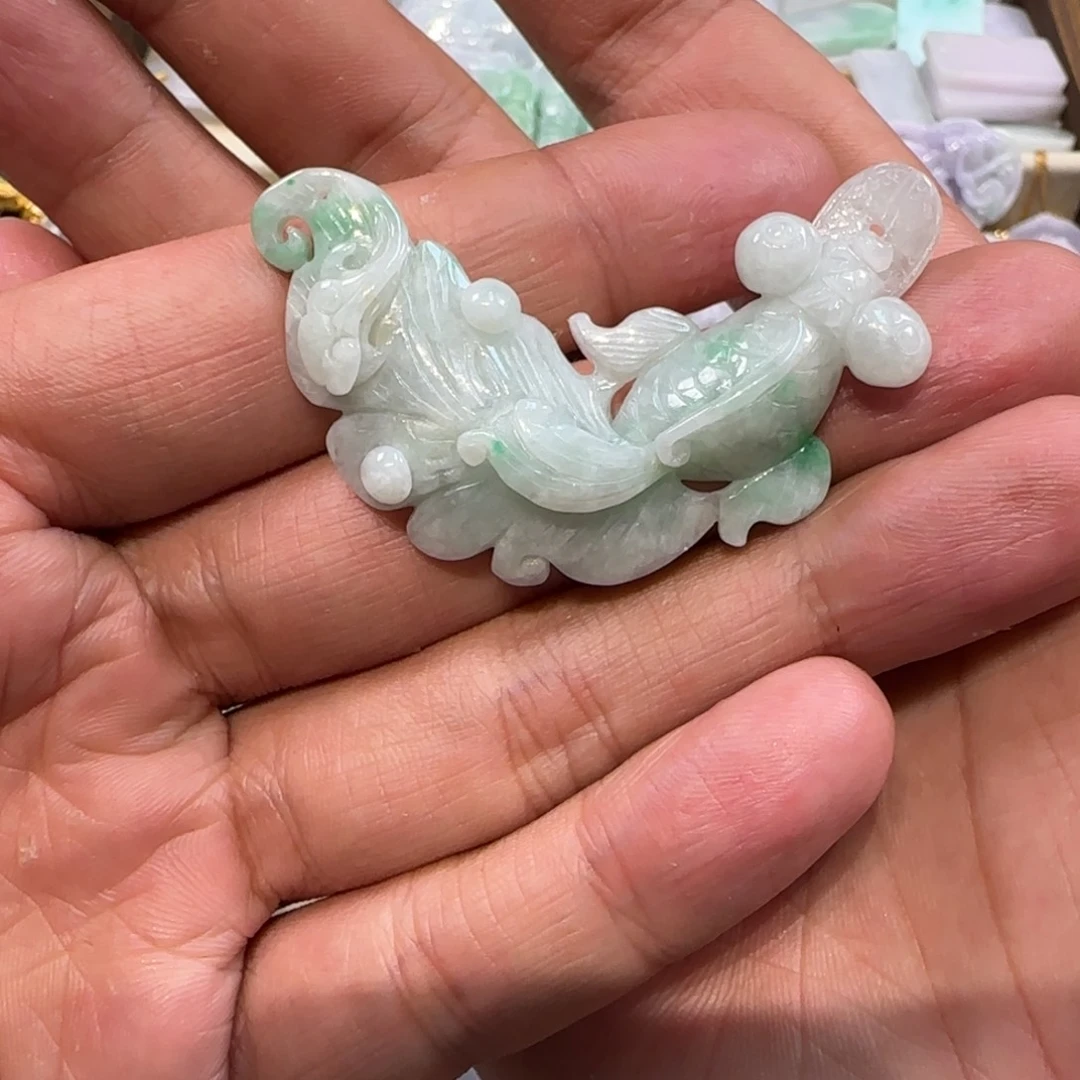 翡翠未镶嵌颈饰小绿鱼