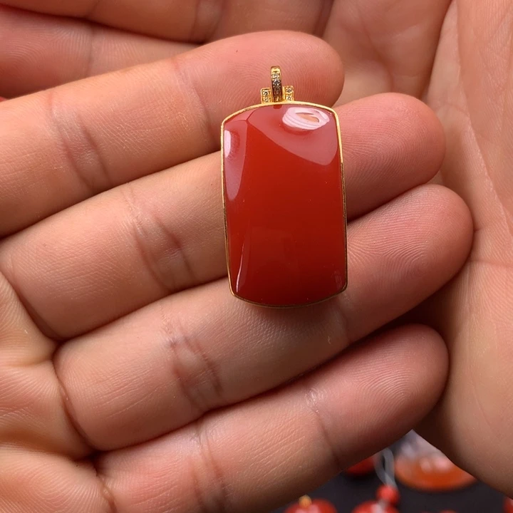 18K金镶嵌牌子南红玛瑙