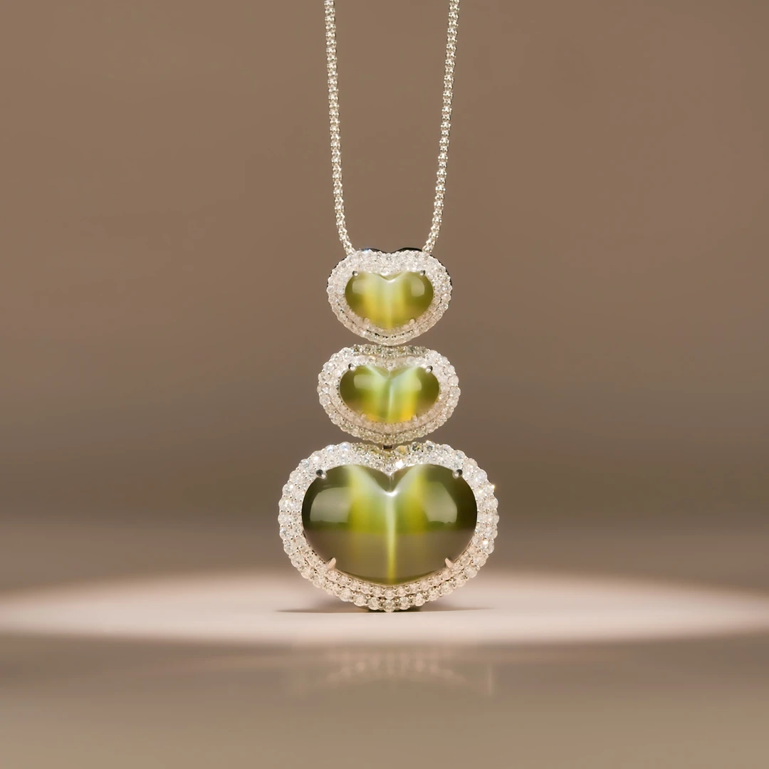 传世级 和田玉金绿闪电猫“大爱于心”坠 18K 44*26*10mm± H110533