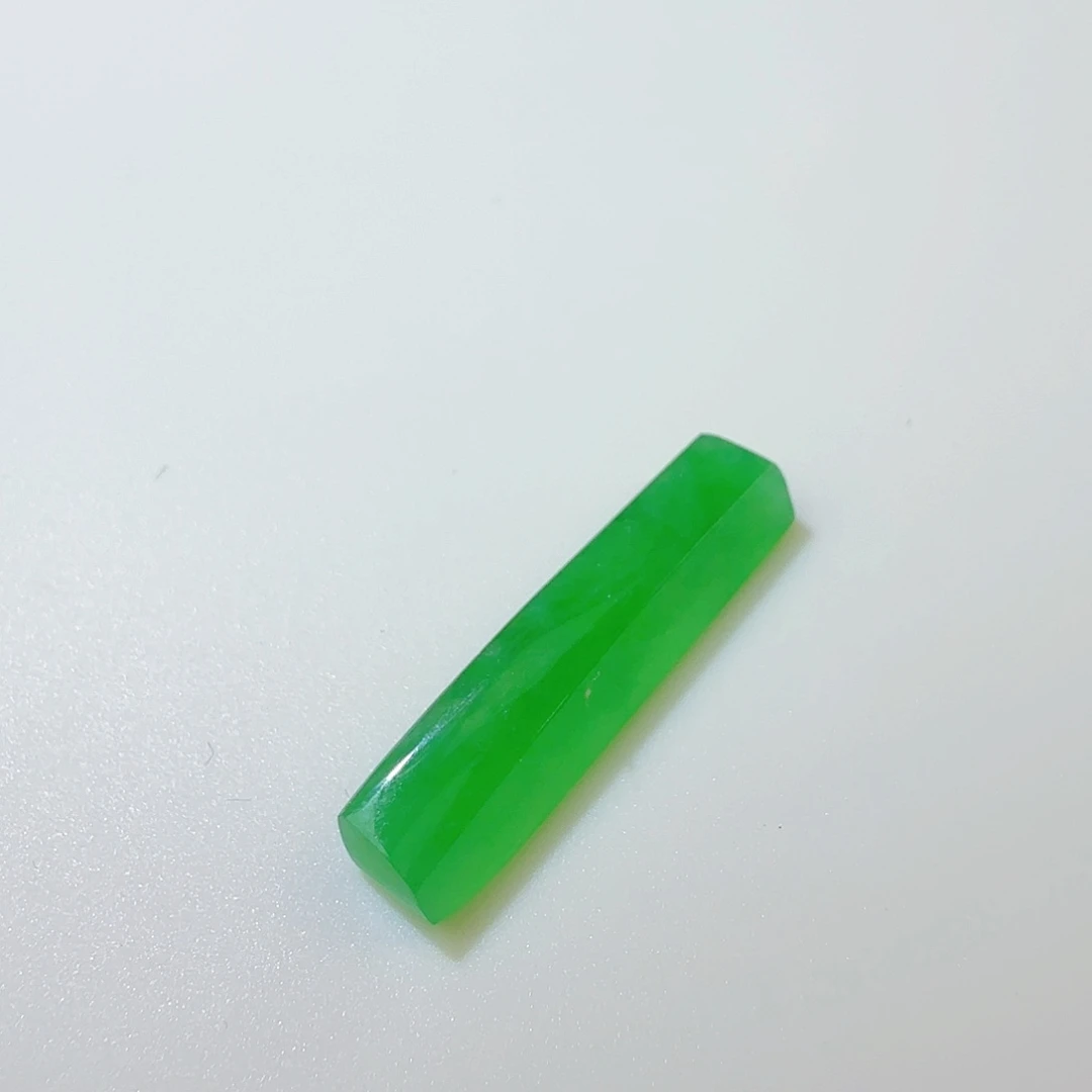 翡翠裸石满绿随行