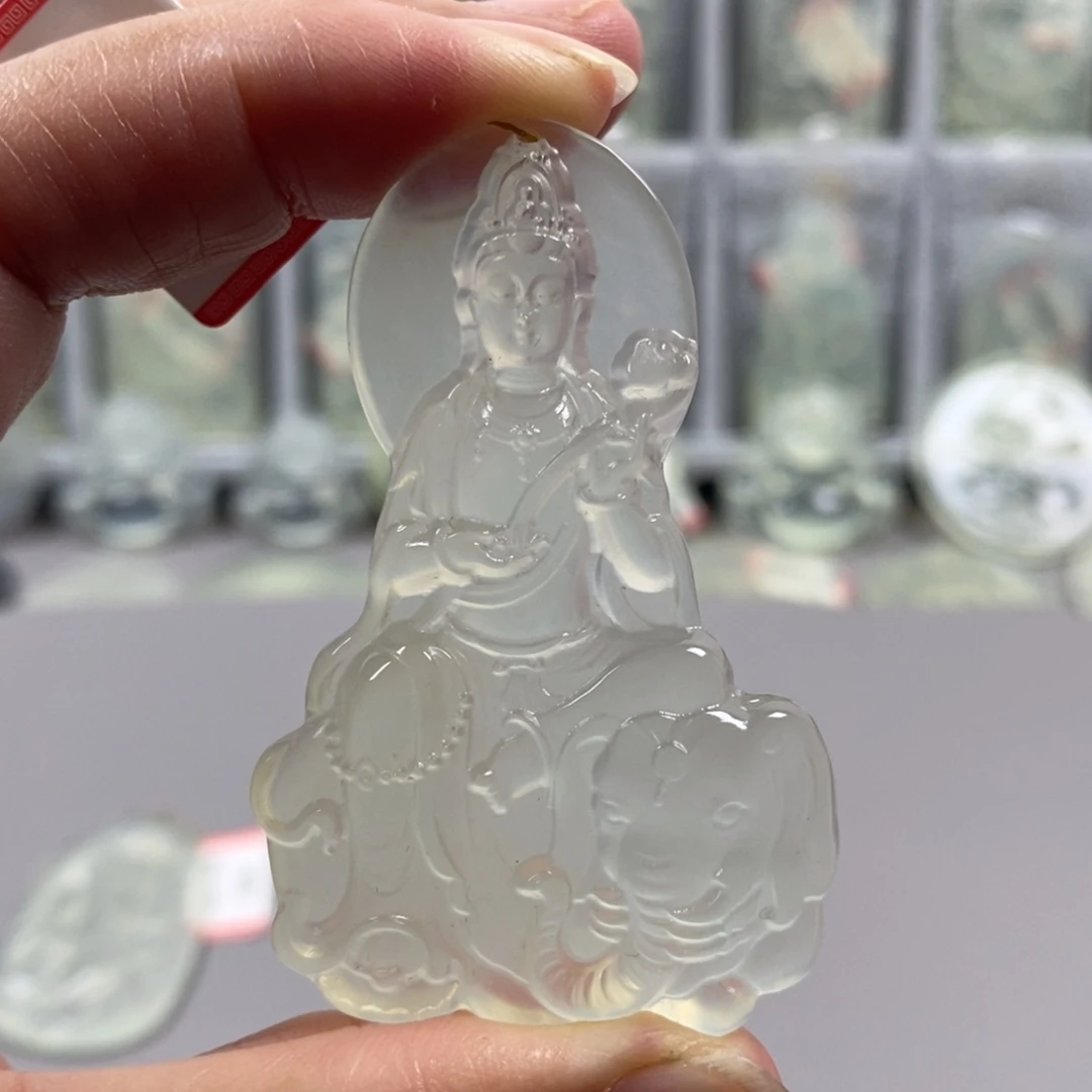 大***翅未镶嵌蛇纹石玉颈饰