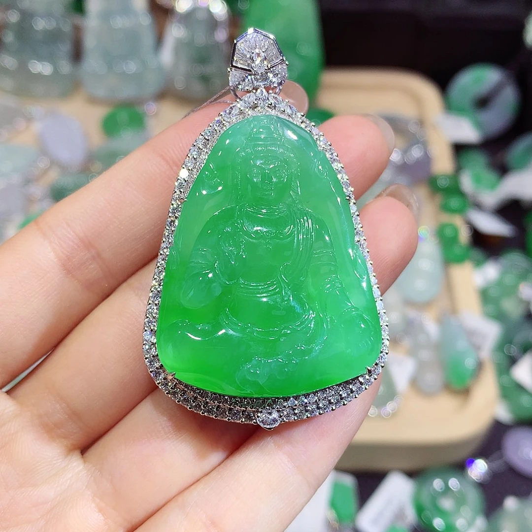 翡翠18K金镶嵌颈饰观音