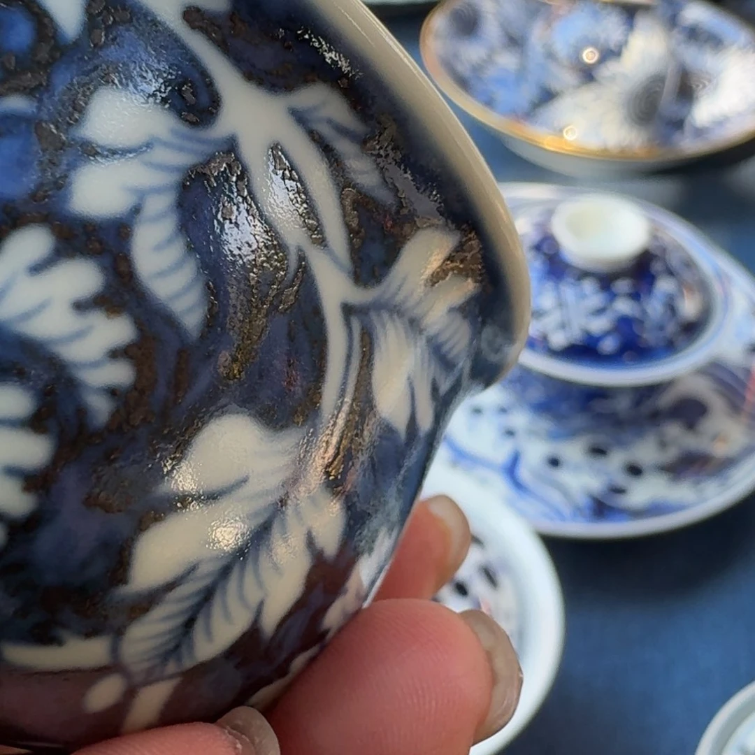 扬****司景德镇陶瓷手绘蓝地花卉卢氏杯