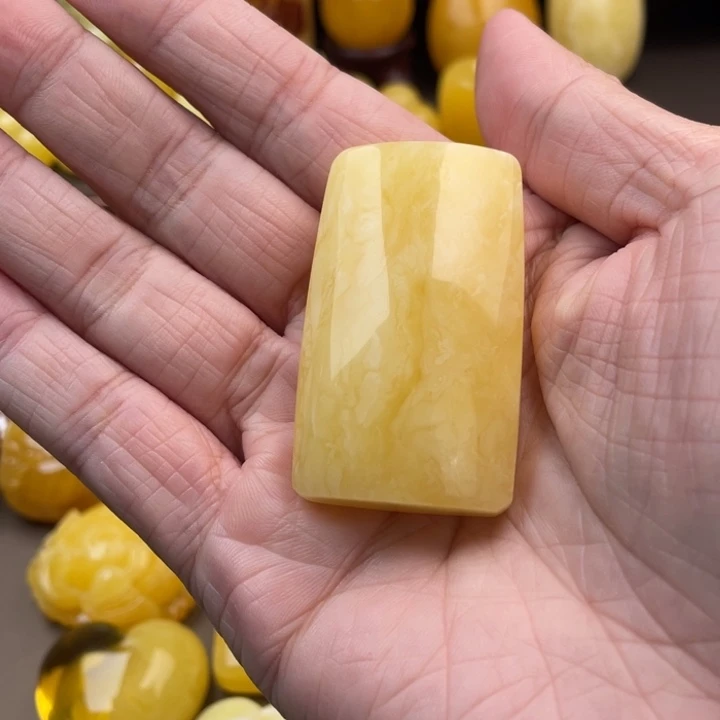 琥珀未镶嵌颈饰如图