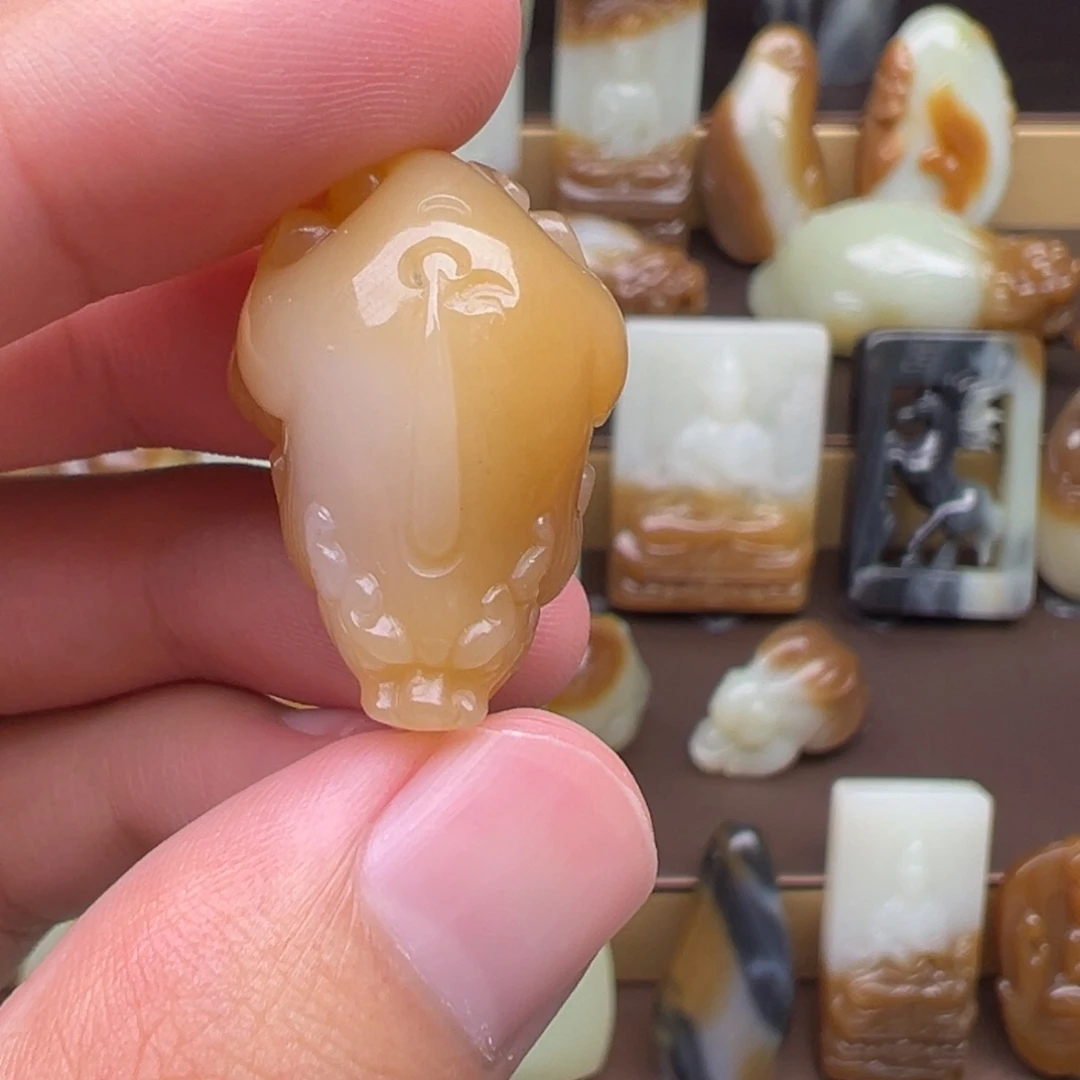 颈饰未镶嵌和田玉（糖玉）