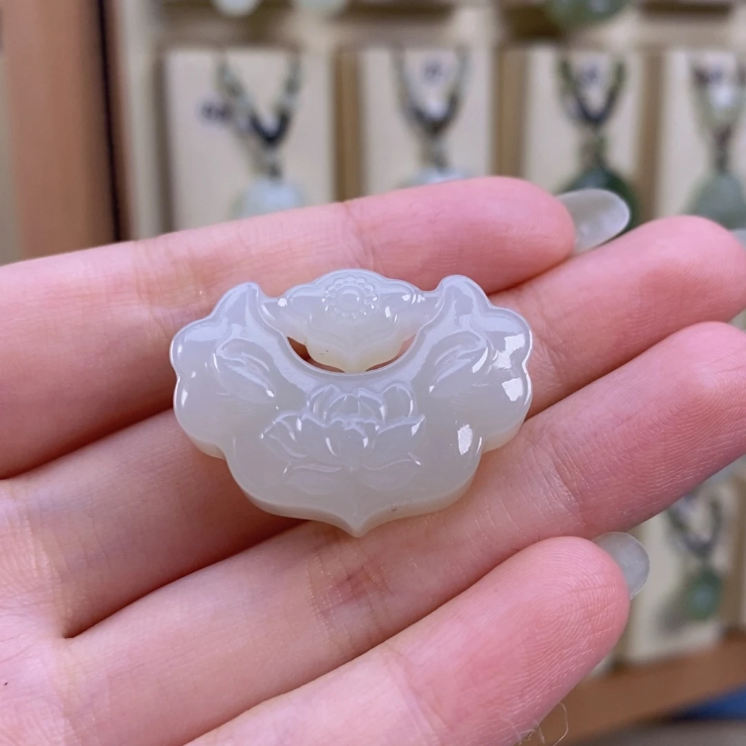 Q***0和田玉未镶嵌颈饰