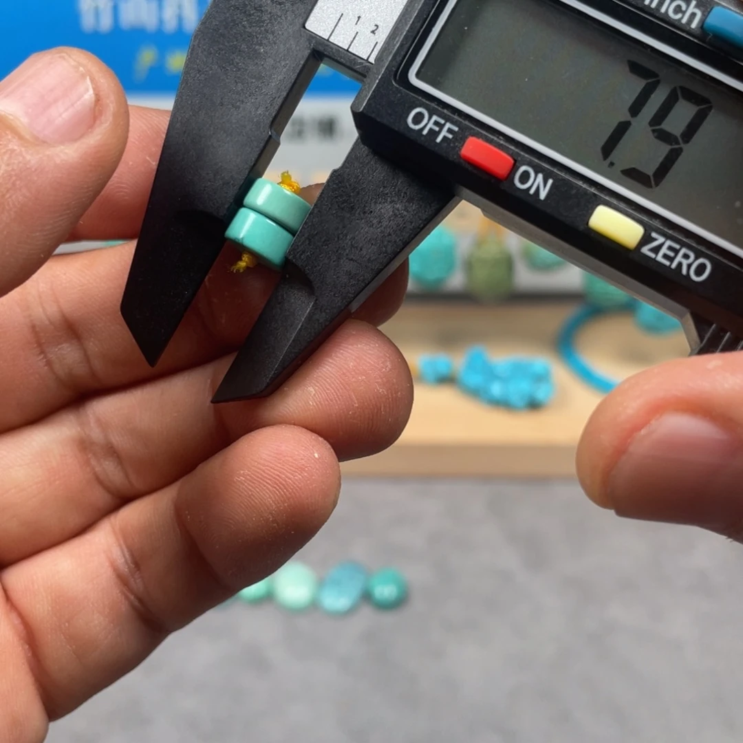 绿松石未镶嵌颈饰