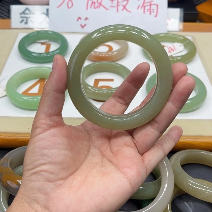 未镶嵌手镯石英质玉腊*