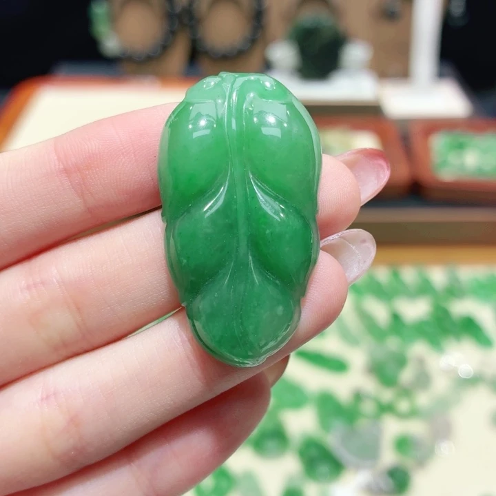石英质玉（非洲翠）未镶嵌颈饰