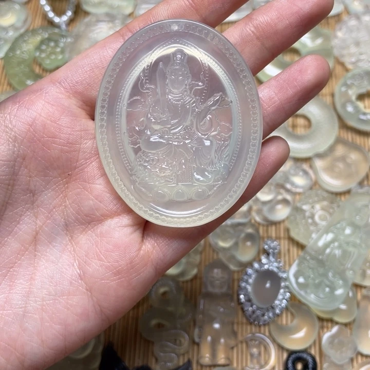 蛇纹石玉颈饰未镶嵌顾*娜