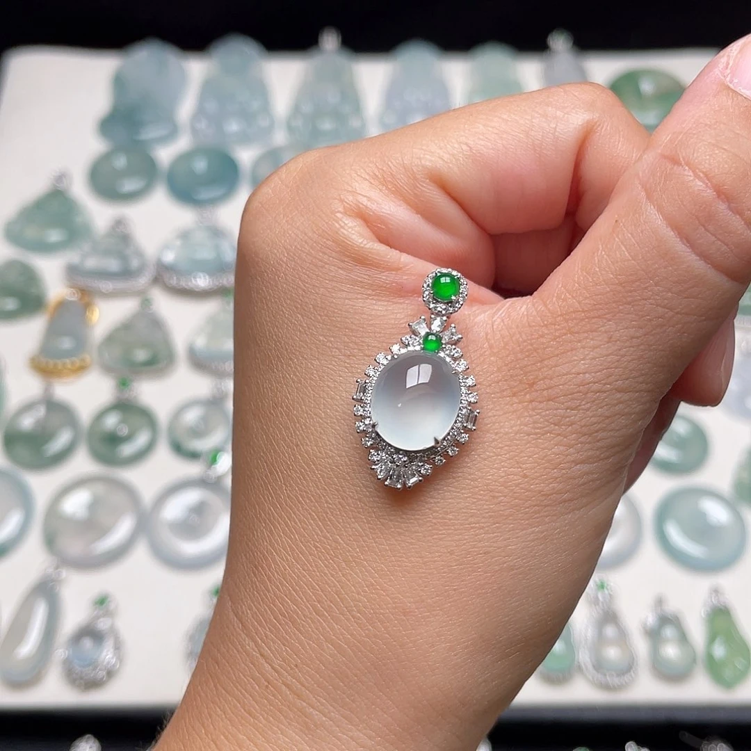 翡翠18K金镶嵌颈饰蛋面