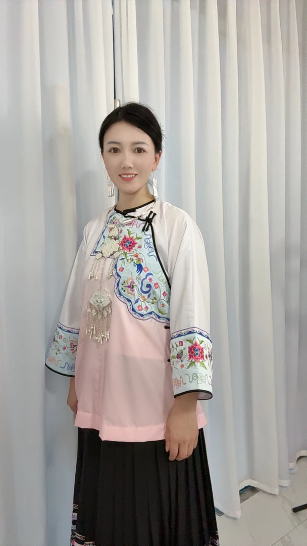 渐变粉半领花苗族上衣