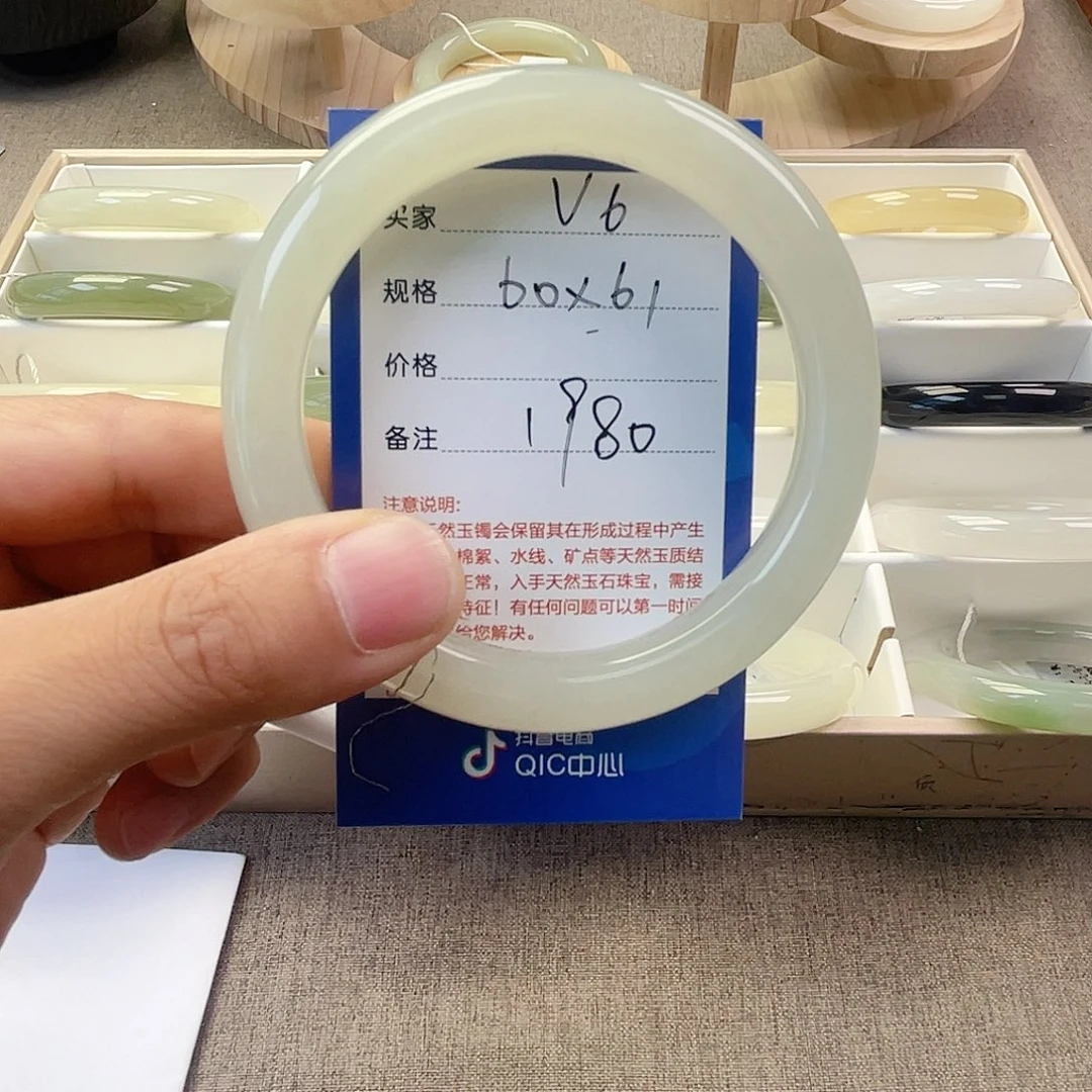 K***x未镶嵌手镯和田玉