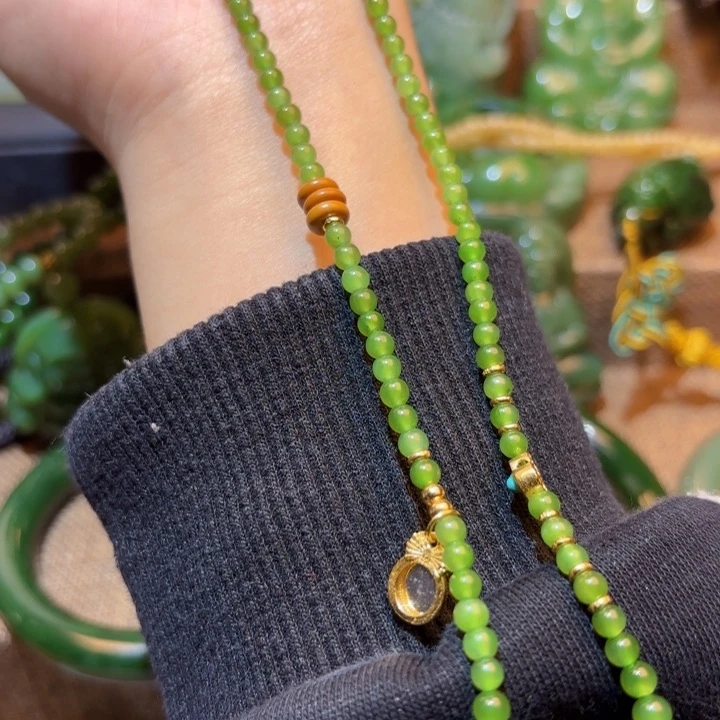 颈饰未镶嵌和田玉（碧玉）