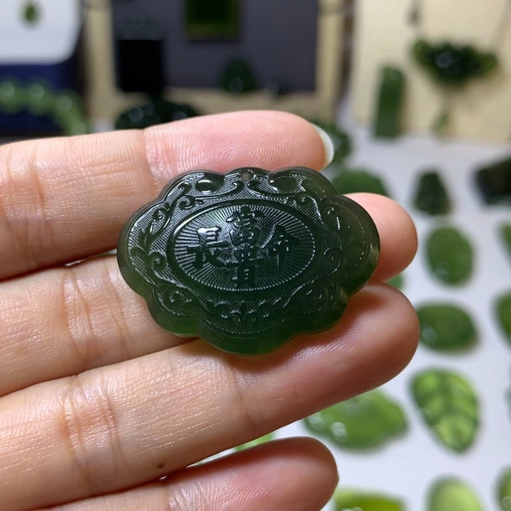 未镶嵌岫玉颈饰吊坠