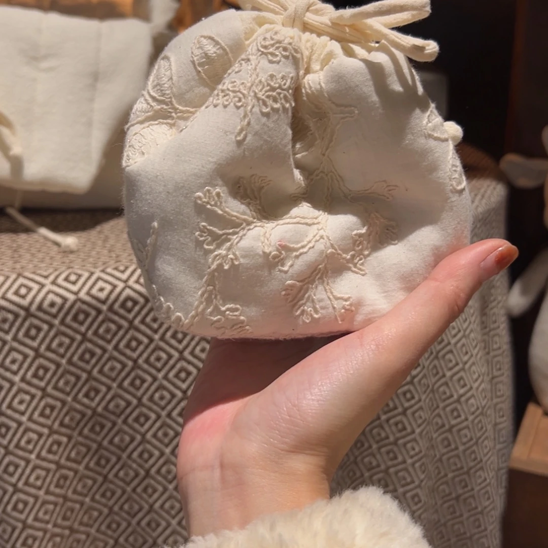 摆件陶瓷。    陶瓷。