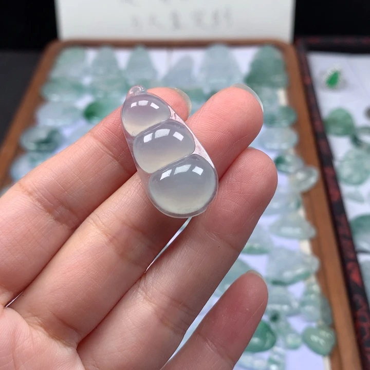 颈饰未镶嵌翡翠冰种福豆