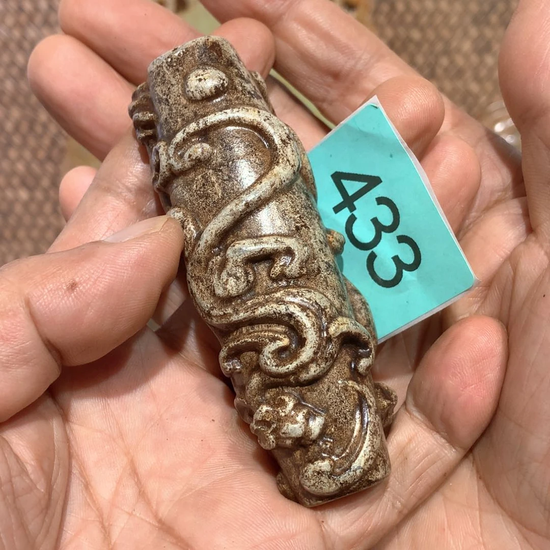 透闪石-蛇纹石玉未镶嵌颈饰C**形