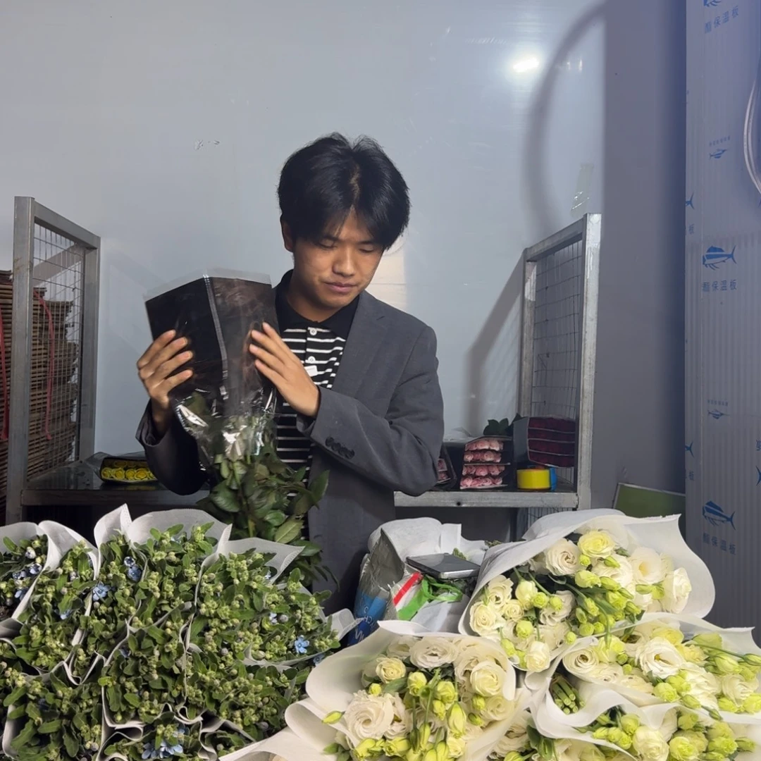 随机3扎单头玫瑰。