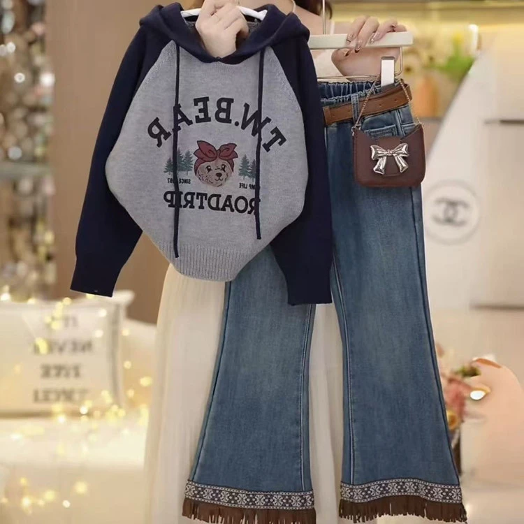 字母小熊连帽毛衣女童春秋新款气质插肩袖撞色针织衫牛仔裤套装
