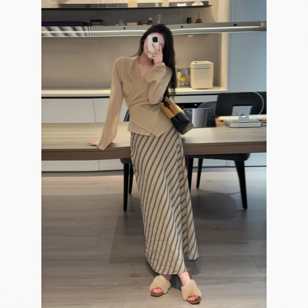 设计感法式荡领上衣温柔收腰搭襟衬衣+条纹高腰半裙Q320