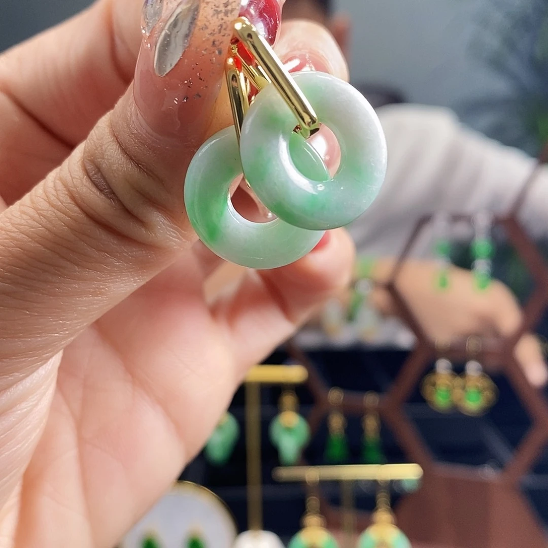 翡翠耳饰未镶嵌翡翠