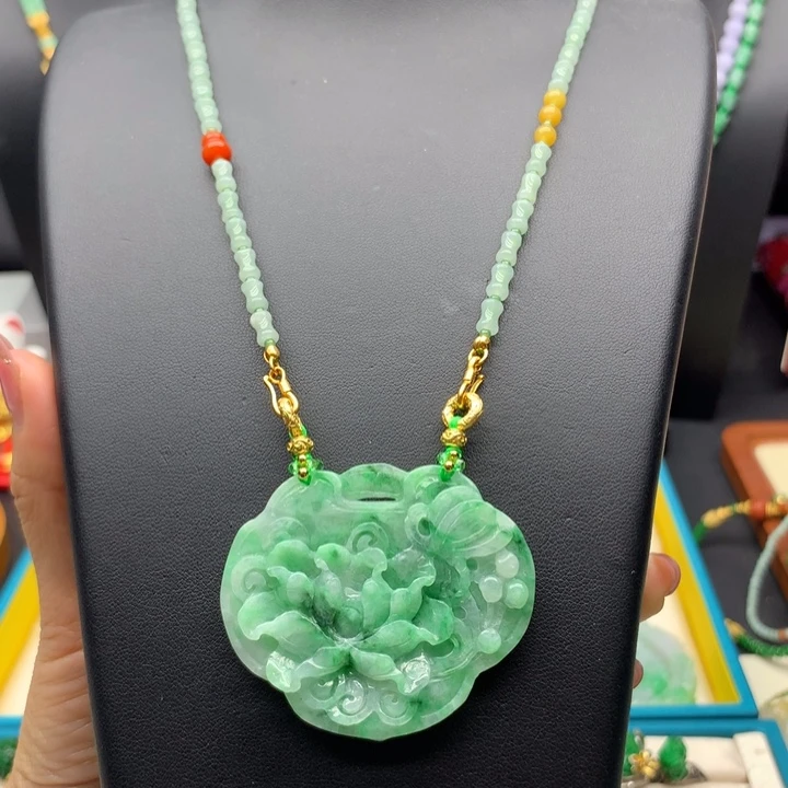 翡翠未镶嵌颈饰翡翠花牌