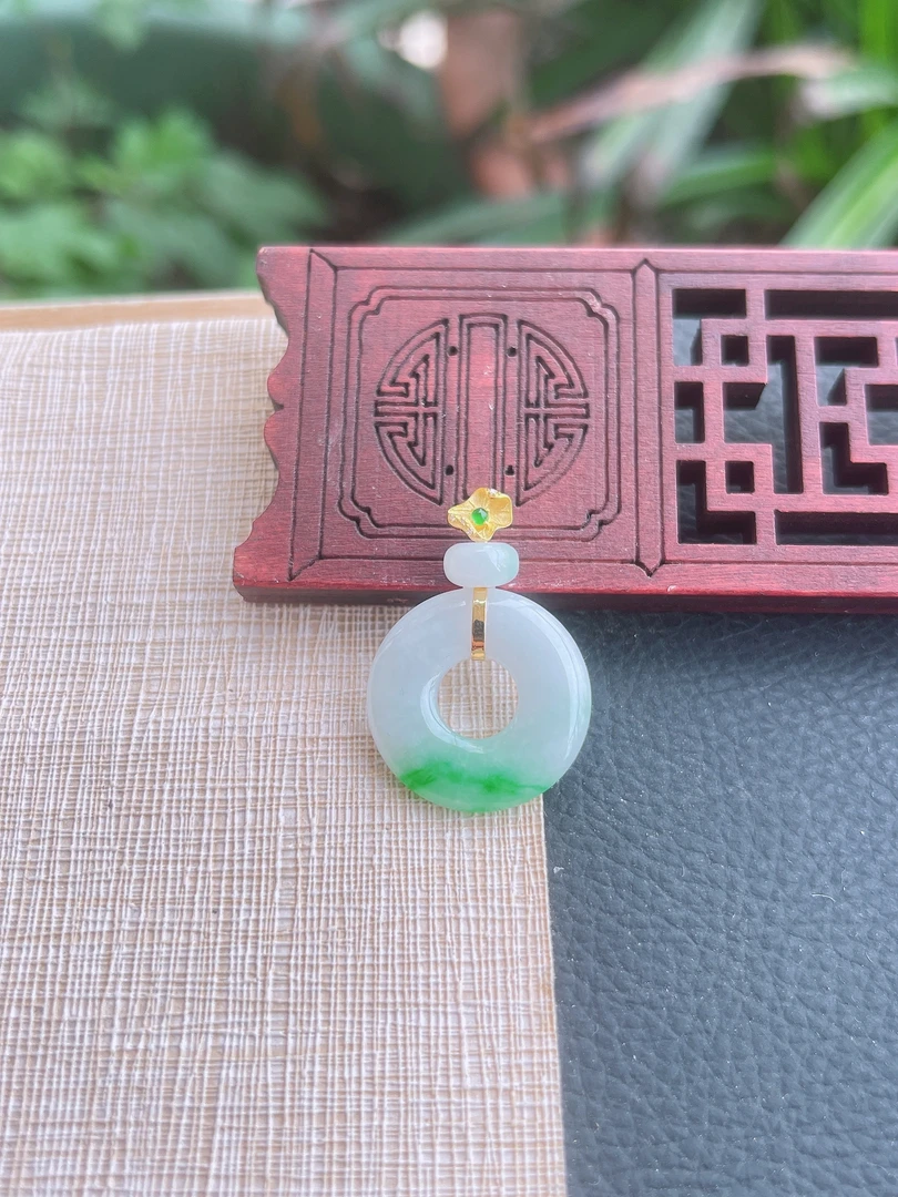 天然缅甸翡翠A货.水润细腻飘阳绿甜甜圈平安环吊坠.尺寸19.7-3.5