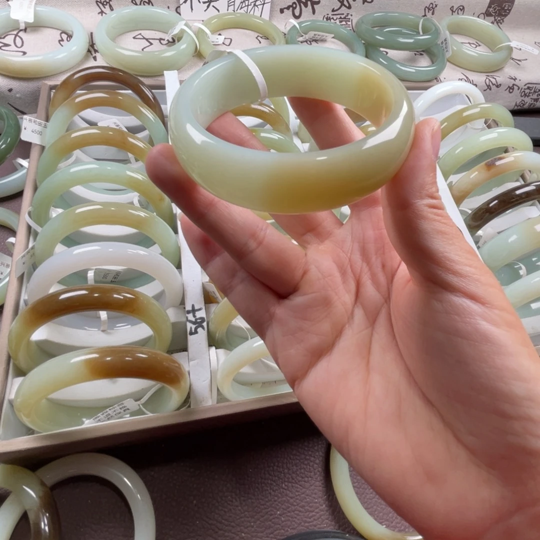 和田玉未镶嵌手镯