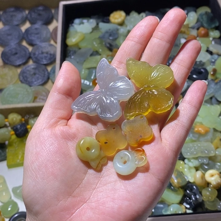 青***。蛇纹石玉合金颈饰