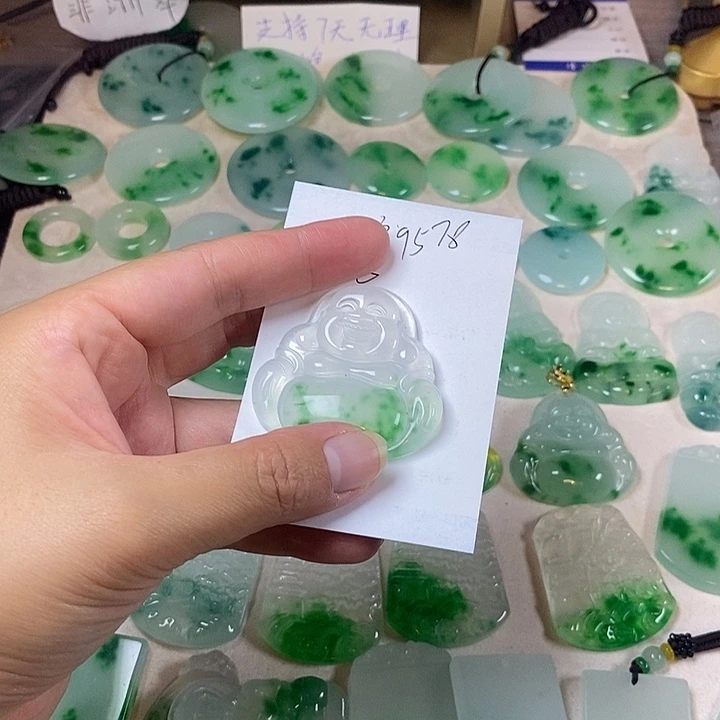 用***7翡翠未镶嵌颈饰佛公