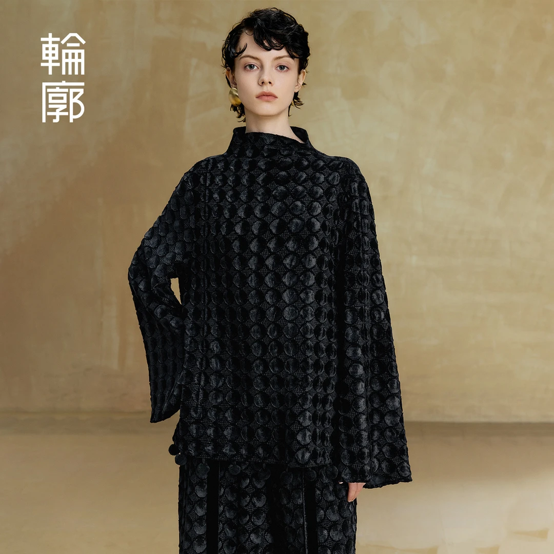 轮廓小夜曲上衣压花丝绒短款长袖T恤小高领宽松复古秋款L253Y024