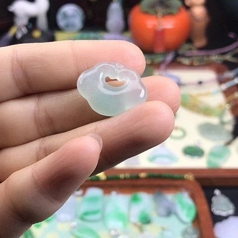 石英质玉颈饰未镶嵌如意