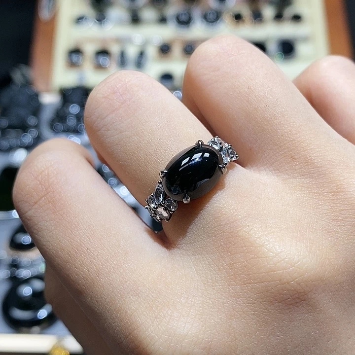 18K金镶嵌戒指翡翠蛋面