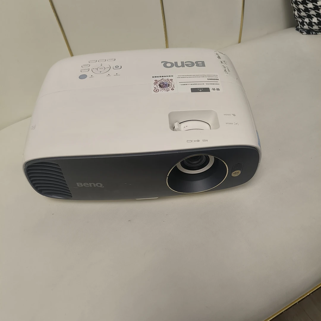 9新  明基4k分辨率家用机2200流明，10000:1对比度