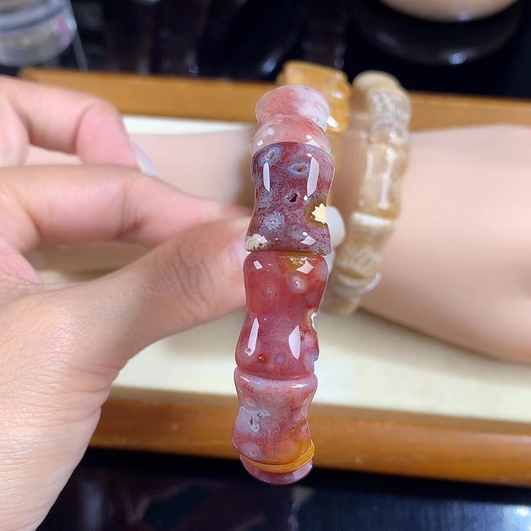 吊坠(赠链)未镶嵌硅化珊瑚（珊瑚玉）18号手排