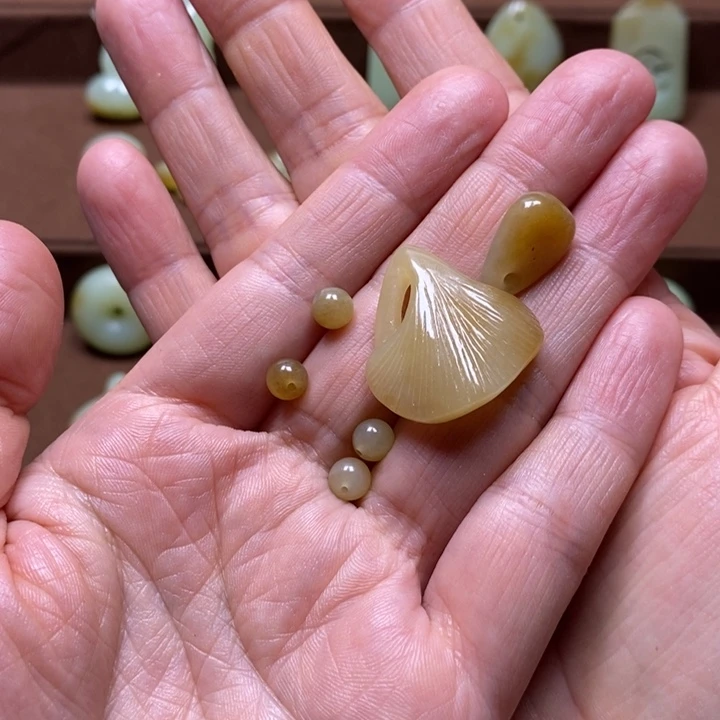 李***子和田玉未镶嵌颈饰